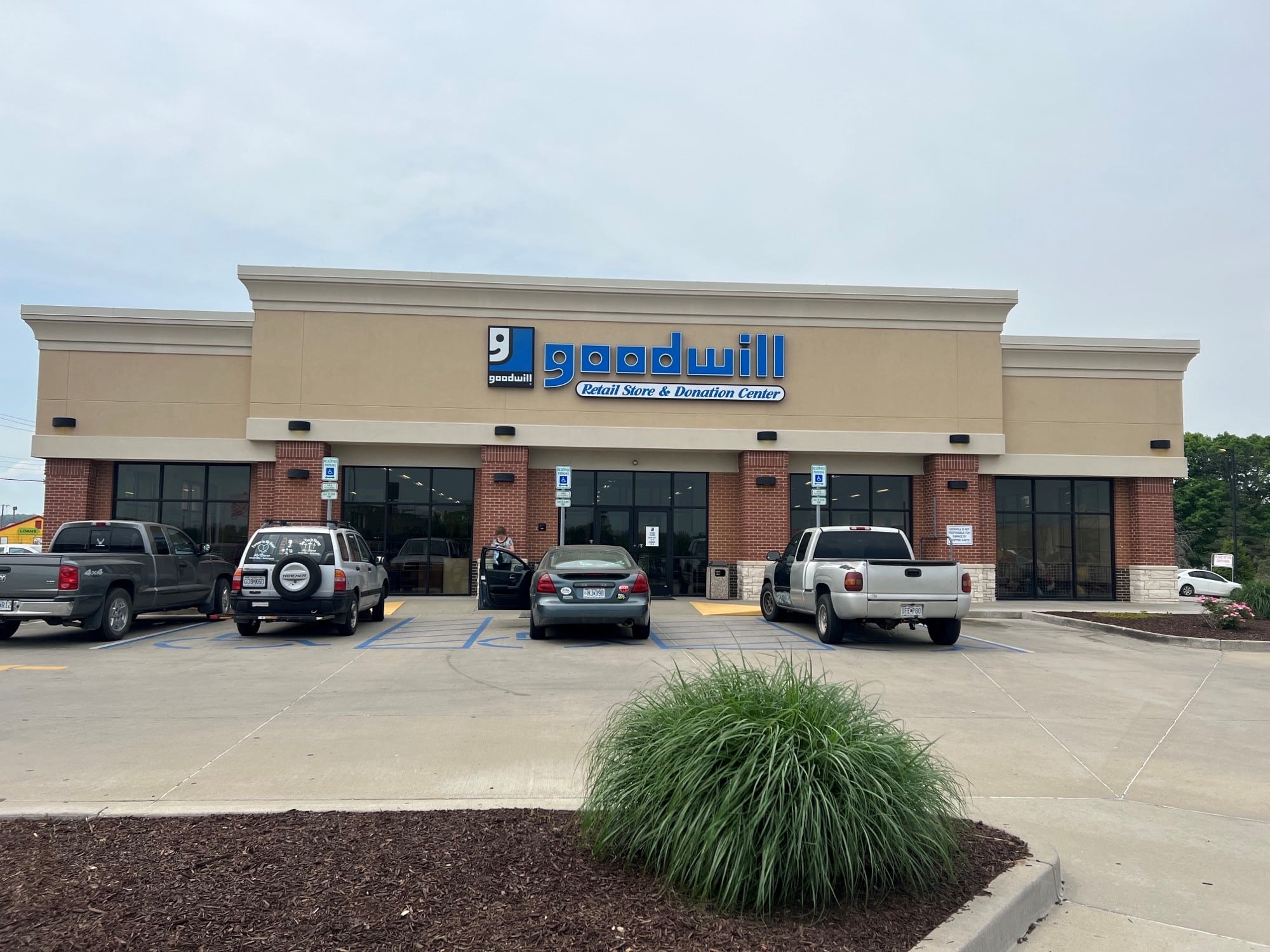 Goodwill Turlock - hei02yl