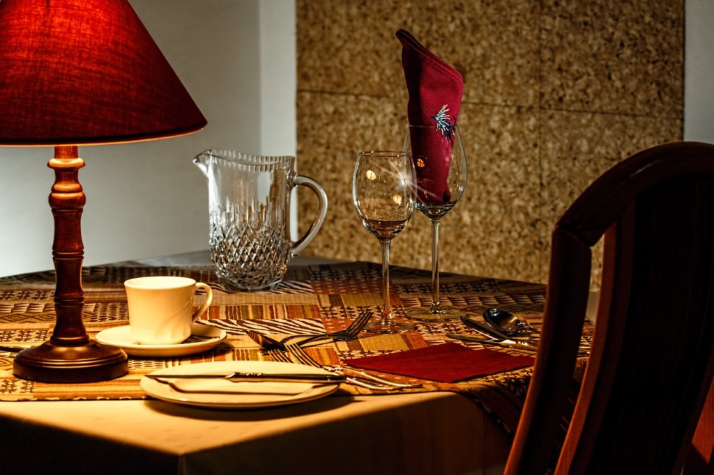 dinner-table-restaurant-dining-place-setting-51310